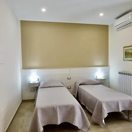 Six בית הארחה נאפולי