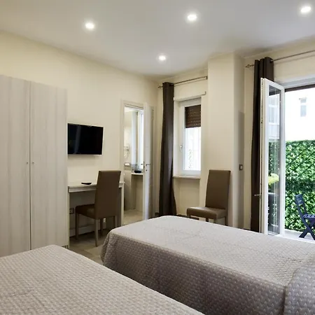 Six בית הארחה 4*