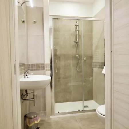 בית הארחה Six