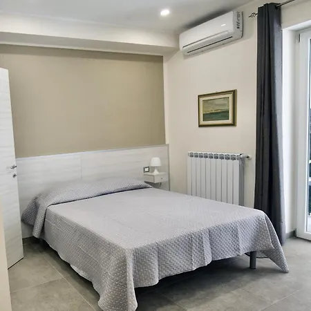 Six 4* Nápoles